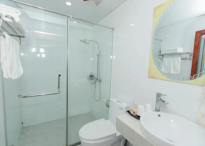 Khách sạn Emerald *