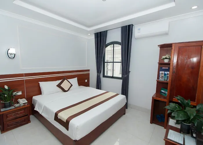 Emerald Khách sạn *